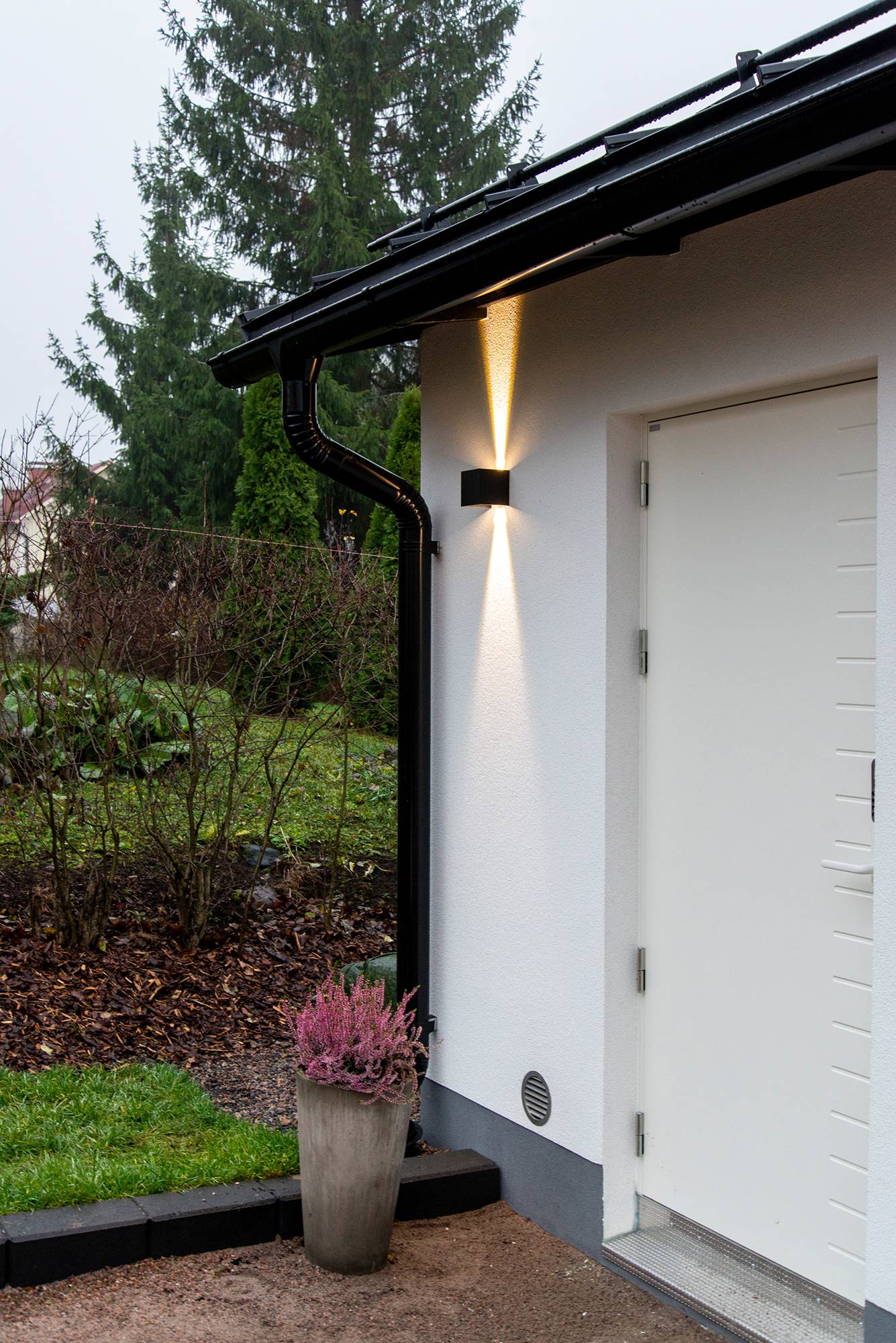FUNK Wandleuchte mit Aluminiumkörper, mattschwarz lackiert. Dimmbar und mit einstellbarem Lichtöffnungswinkel. Die Leuchte leuchtet in zwei Richtungen und hebt die Fassade hervor, mit einer Lichtfarbtemperatur von 3500 Kelvin. Ledstore.fi