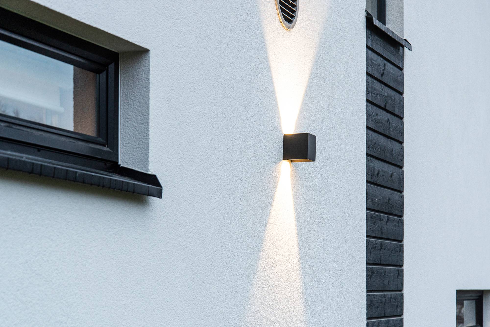 FUNK Wandleuchte mit Aluminiumgehäuse, mattschwarz lackiert. Dimmbar und mit einstellbarem Lichtöffnungswinkel. Die Leuchte leuchtet in zwei Richtungen und hebt die Fassade hervor. Ledstore.fi