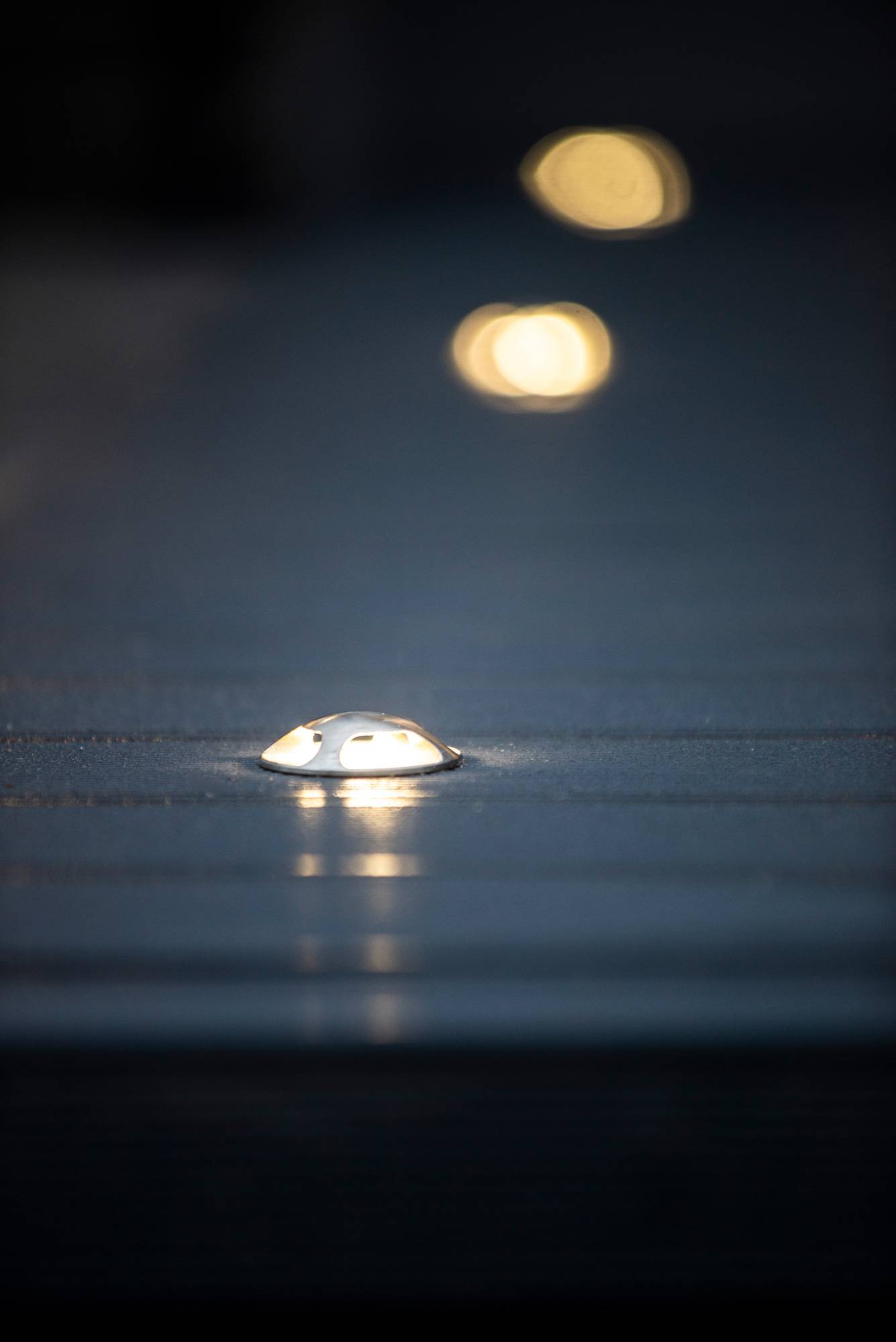 Terrassenstrahler beleuchten die Terrasse mit indirektem Stimmungslicht. Durch die Öffnung in der Abdeckung wird das Licht horizontal in vier Richtungen gelenkt. Das Licht hat eine warme Farbtemperatur von 3000K. Auch mit neutralweißer Lichtfarbe 4000K erhältlich. Ledstore.fi