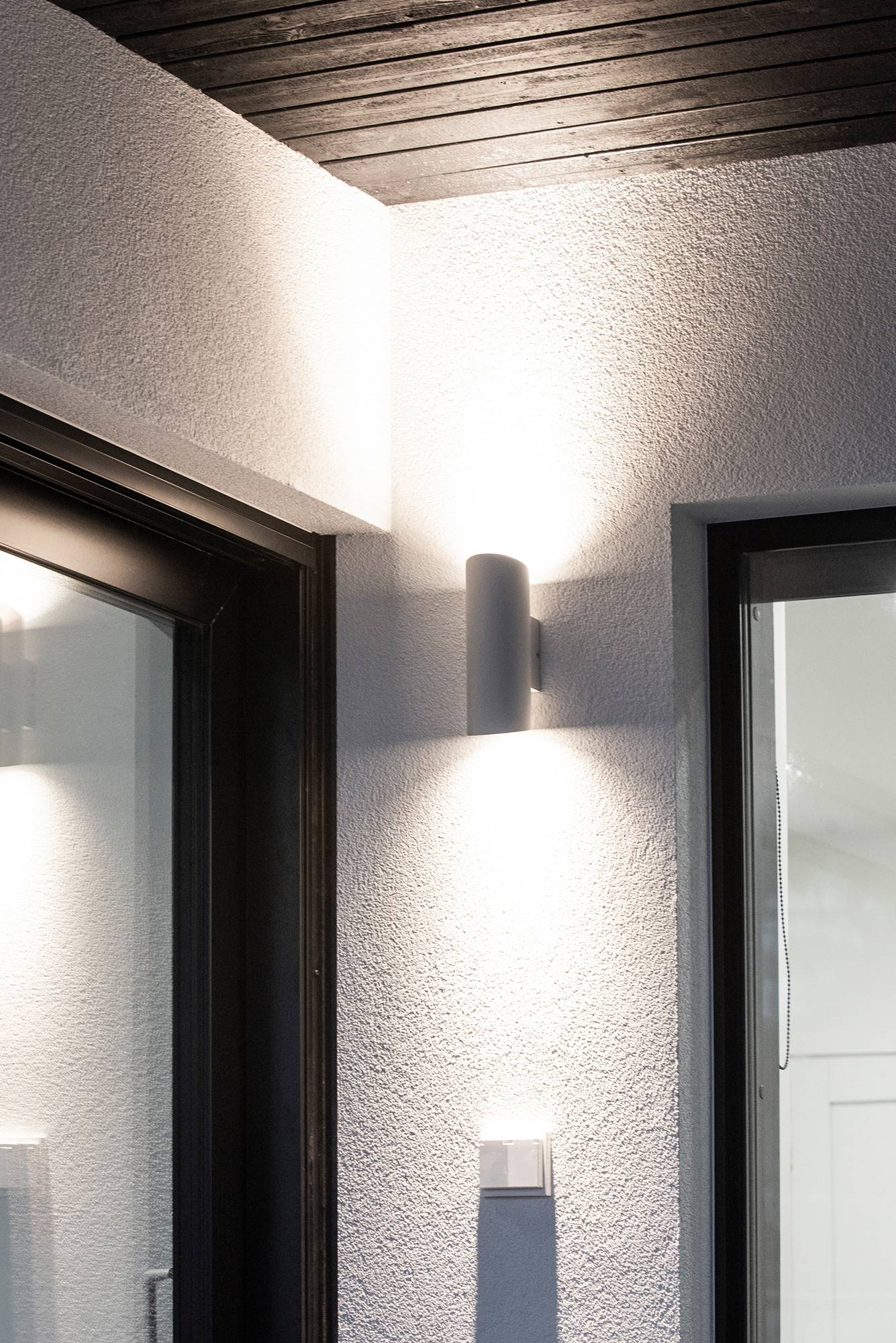 Weiße, bidirektionale Wandleuchte Viisto. Auch in schwarz erhältlich. Die Led-Wandleuchte VIISTO ist eine moderne, langlebige und einfache Außenleuchte. VIISTO bildet ein schönes, weiches Lichtmuster an der Wand. Ledstore.fi
