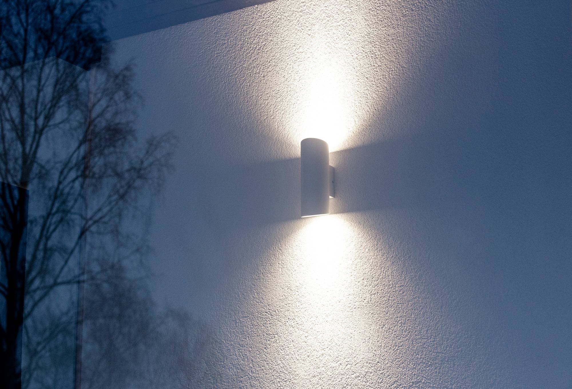 Weiße, bidirektionale Wandleuchte Viisto. Auch in schwarz erhältlich. Led Wand VIISTO ist eine moderne, langlebige und einfache Außenleuchte. VIISTO bildet ein schönes Lichtmuster an der Wand. Ledstore.fi