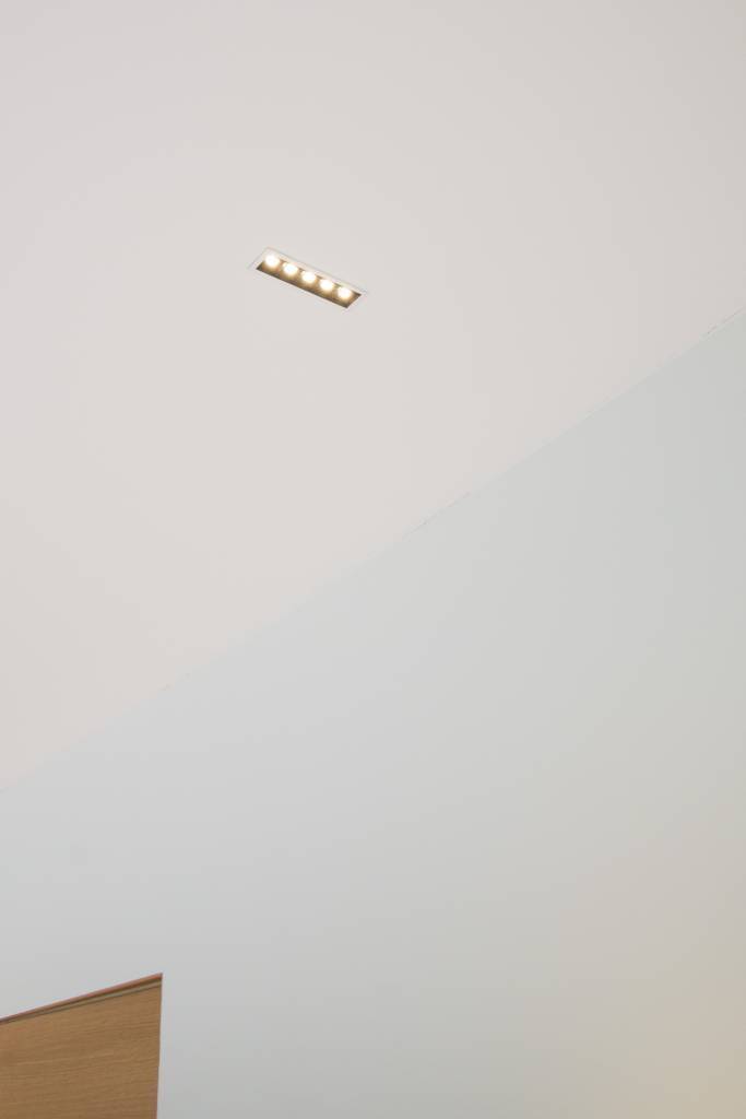 Auf dem grünen Hintergrund ist ein weißes Quadrat mit dem fettgedruckten Text "LED STORE" zu sehen, der auf energieeffiziente Beleuchtungslösungen hinweist.
