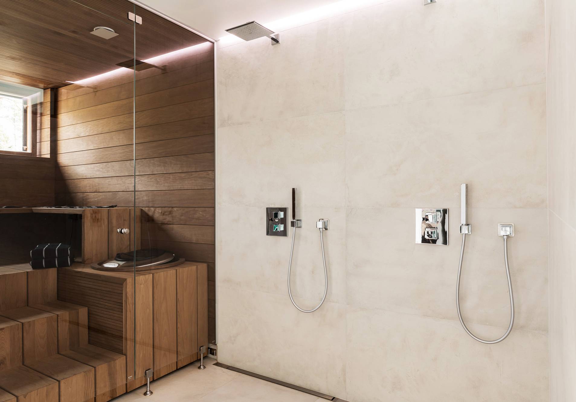 Indirektes Licht hinter der Dusche im Badezimmer. Led-Streifen in wasserdichtem Profil zwischen Decke und Wand in einer Rille. Ledstore.fi