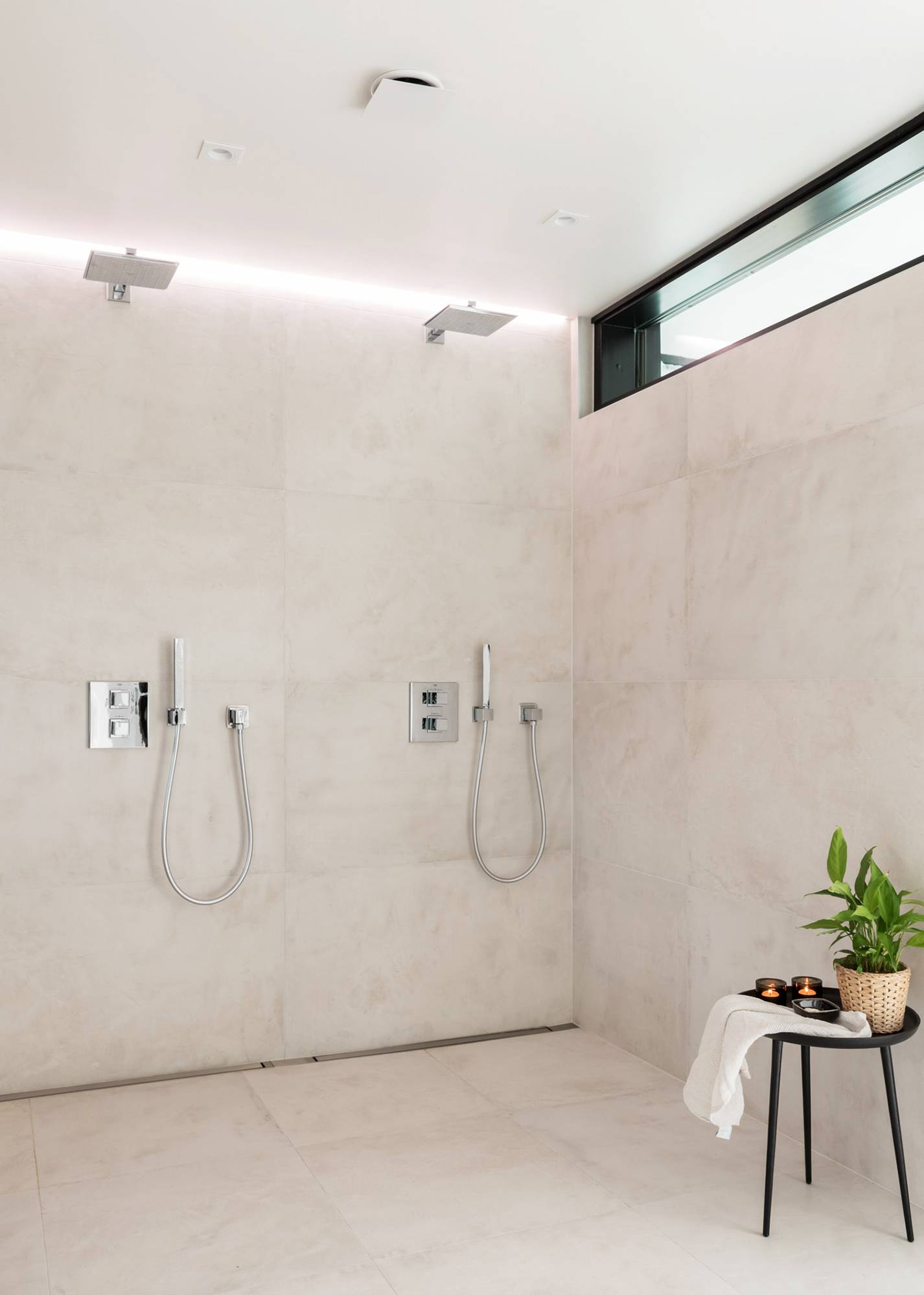 Indirektes Licht hinter der Dusche. Led-Leiste in einer Rille zwischen Decke und Wand. Ledstore.fi