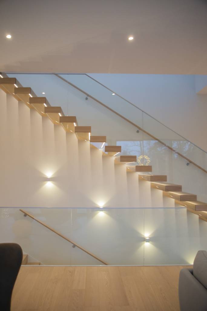 Vielseitige Beleuchtung mit Cubic-Wandleuchten, festen 023-Strahlern und Stufenleuchten. © LedStore