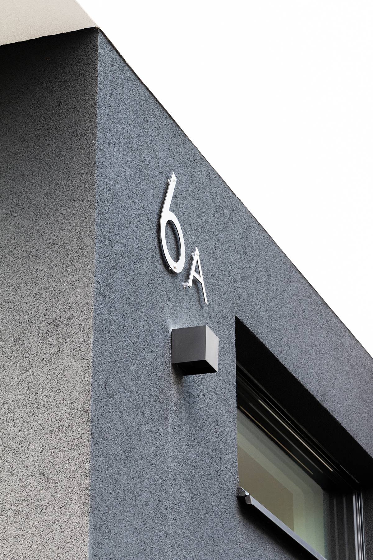 Ein grüner Hintergrund mit einem weißen Quadrat in der Mitte, auf dem in fetten Großbuchstaben "LED STORE" steht und auf energieeffiziente Beleuchtungsoptionen hinweist.