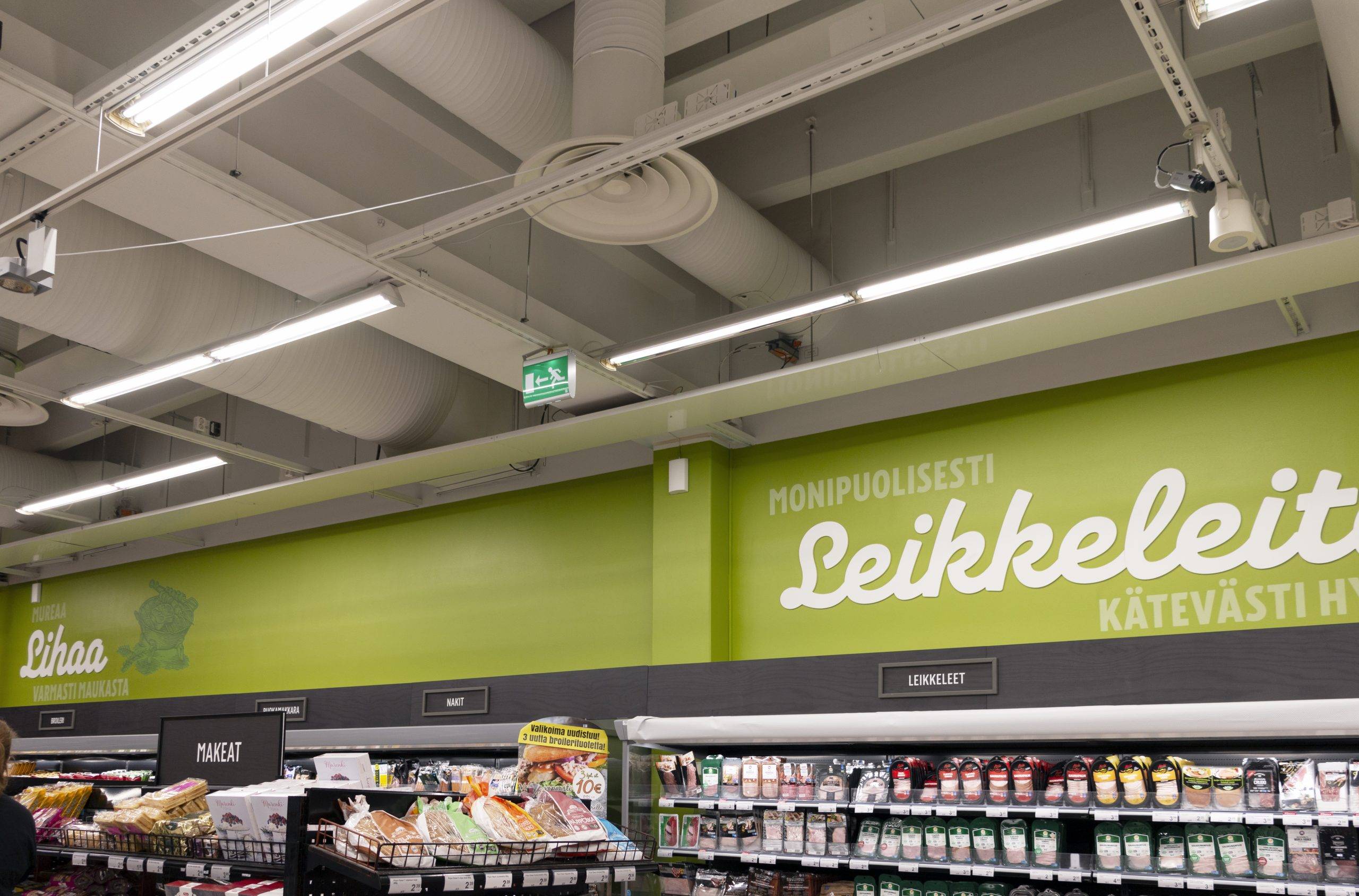 Angenehme, effiziente und gleichmäßige Beleuchtung in einem Lebensmittelladen mit LED-Leuchtstoffröhren. Ledstore.fi