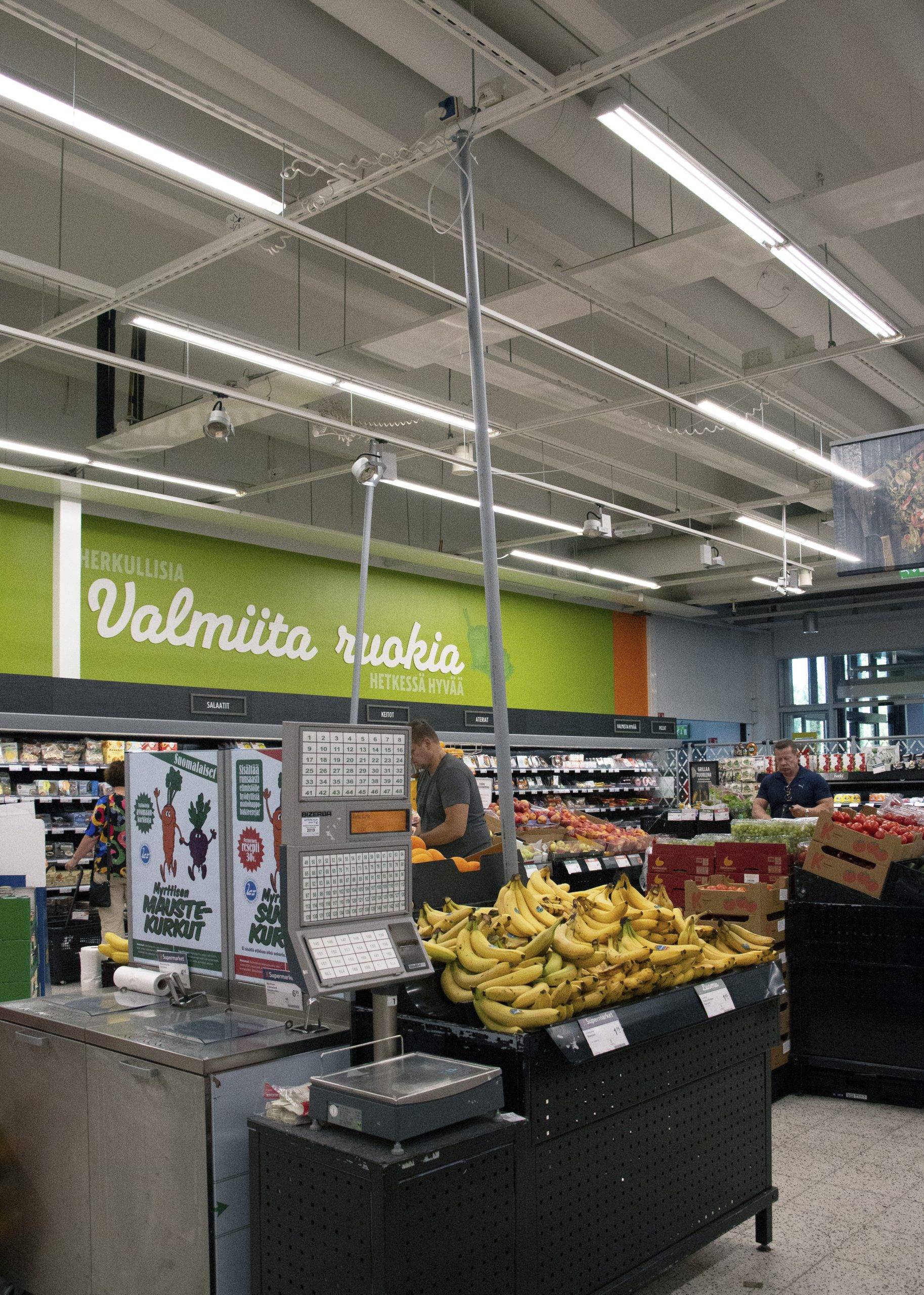 Led-Röhren sorgen für eine effiziente und gleichmäßige Beleuchtung des Lebensmittelladens. Ledstore.fi