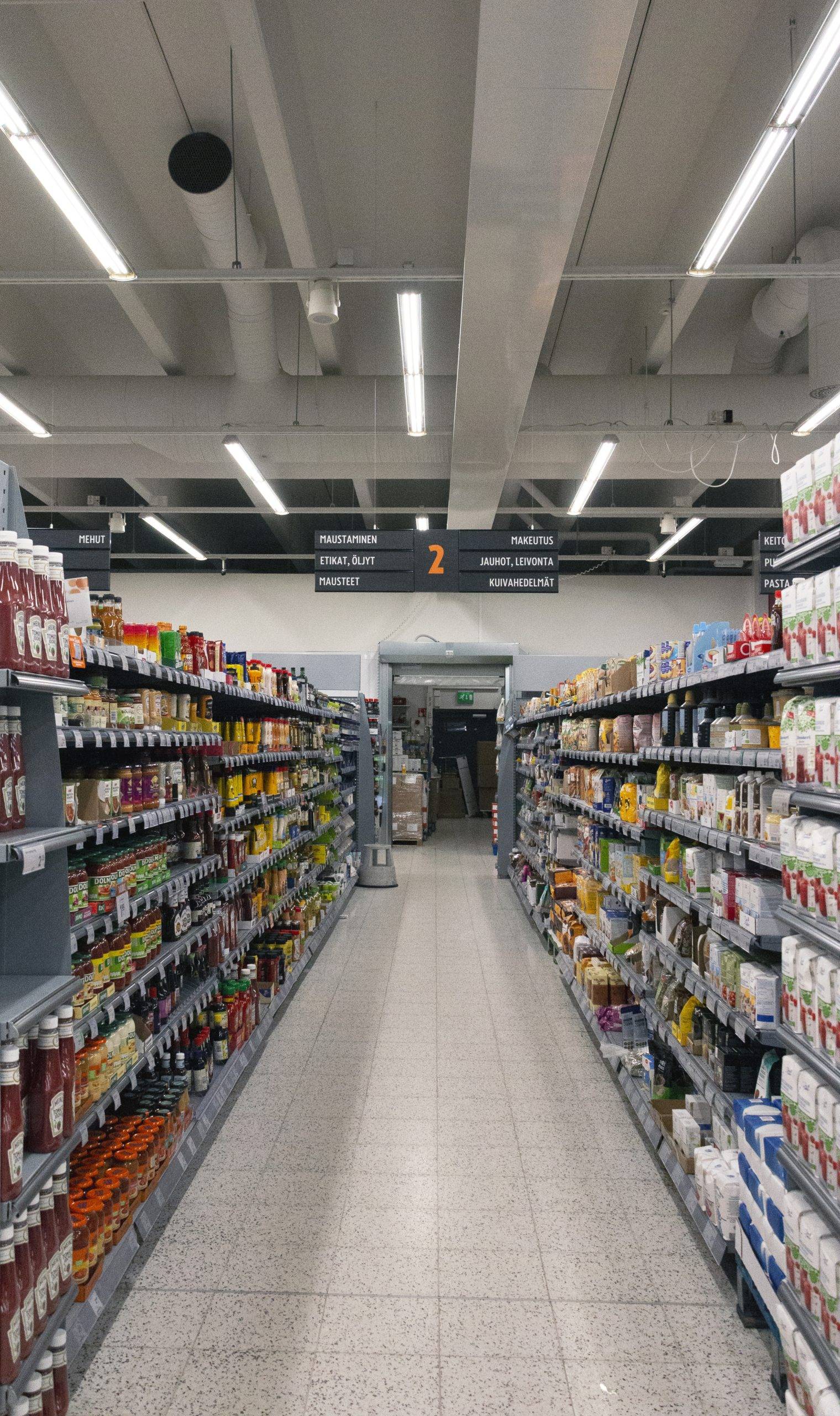 Led-Röhren an der Decke eines Lebensmittelladens, die einen großen Raum effizient und gleichmäßig beleuchten. Ledstore.fi
