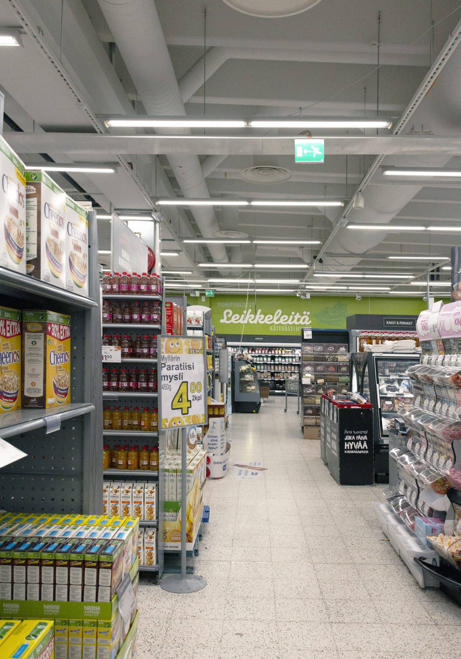 Led-Röhren an der Decke eines Lebensmittelladens, die einen großen Raum effizient und gleichmäßig beleuchten. Ledstore.fi