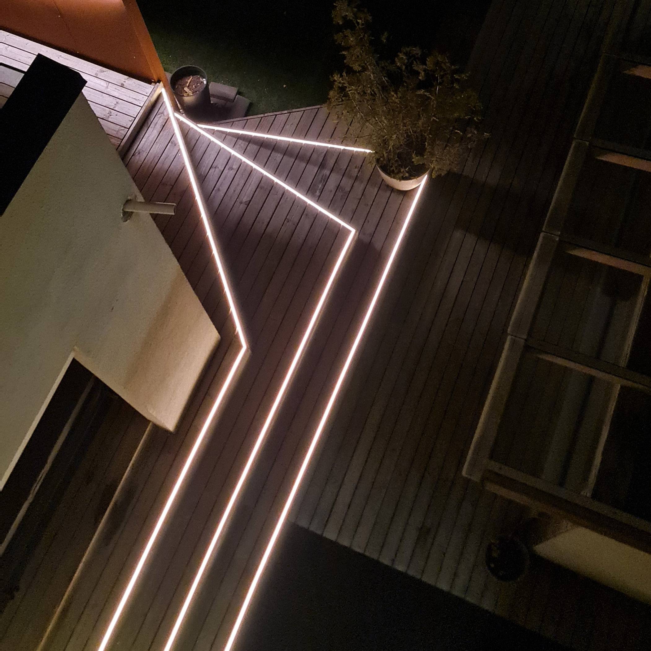LED NEON-Leuchtband am Rande der Treppe installiert.