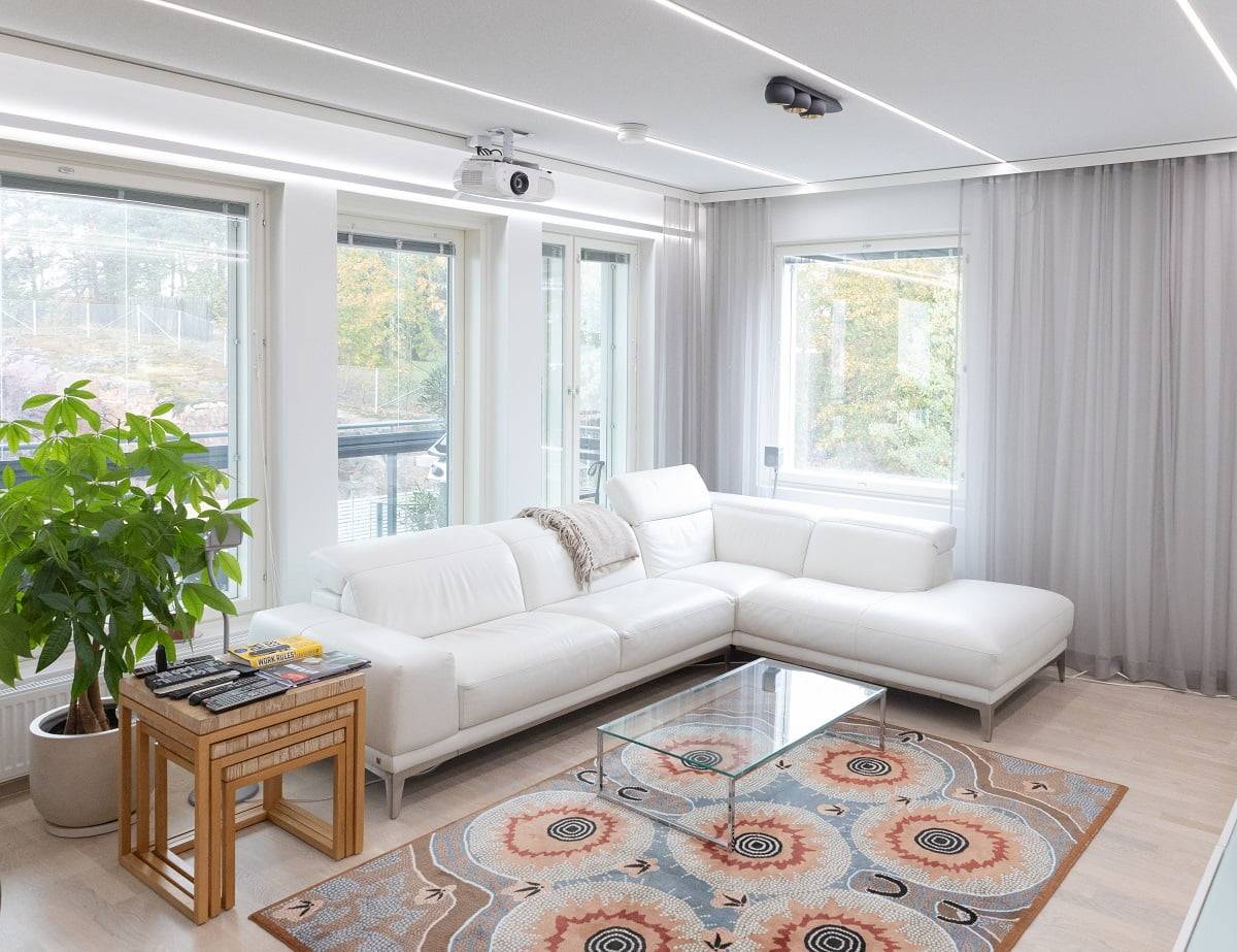 Das LED-Einbauleuchtenband im Wohnzimmer sorgt für gleichmäßiges und schönes Licht. Das LED-Band hat eine Lichtleistung von 1000 Lumen pro Meter. © LedStore