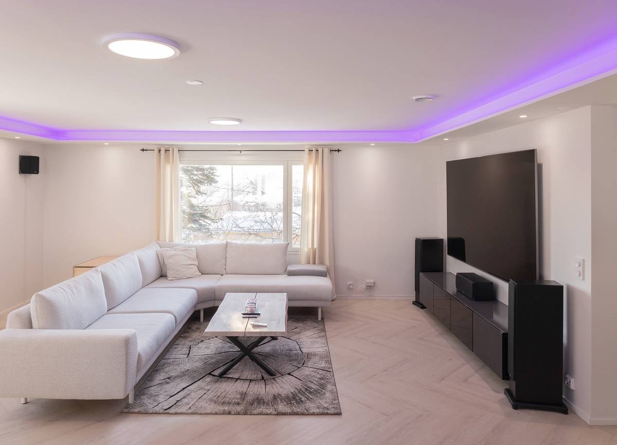 Wohnzimmer RGB+CCT LED-Streifen beleuchtet bei schwachem Licht.