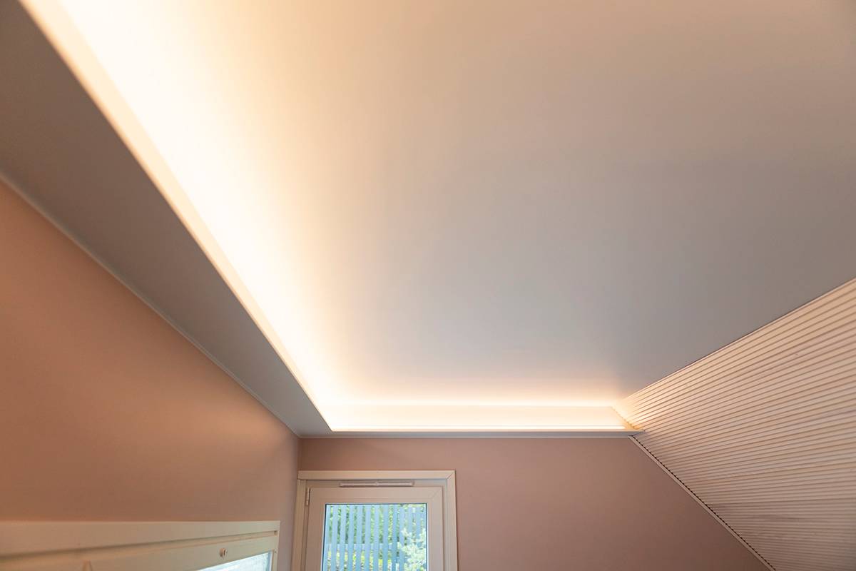 Ein grüner Hintergrund und ein weißes Quadrat mit dem Text "LED STORE" in Fettdruck heben energieeffiziente LED-Beleuchtungslösungen hervor.