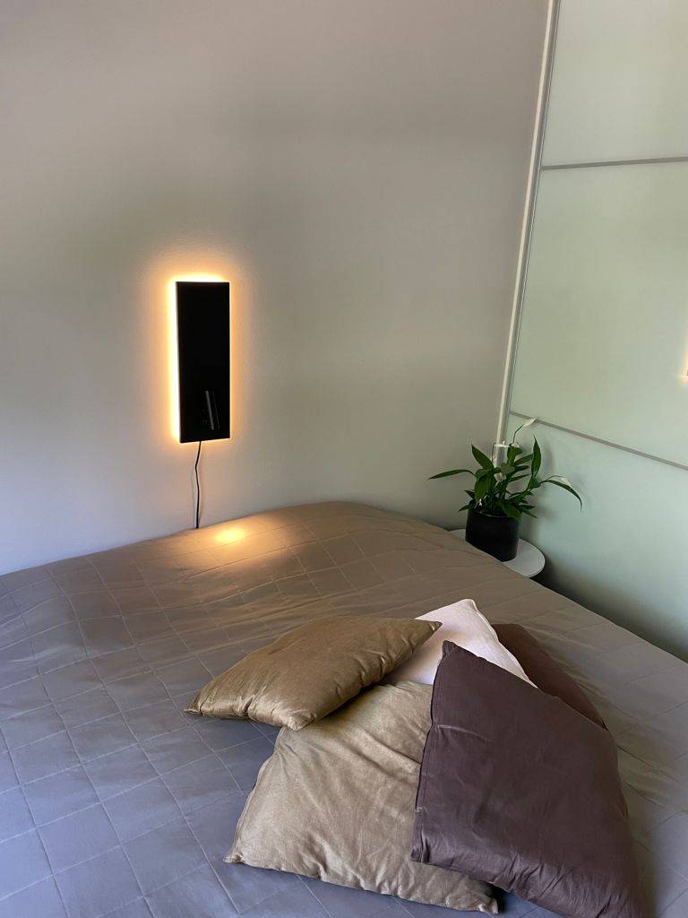 Schwarze NIGHT-Wandleuchte für Stimmungs- und Leselicht. Die Leuchte kann mit oder ohne Stecker bestellt werden. Der Lampenkörper hat separate Schalter für Lese- und Stimmungslicht. Ledstore.fi