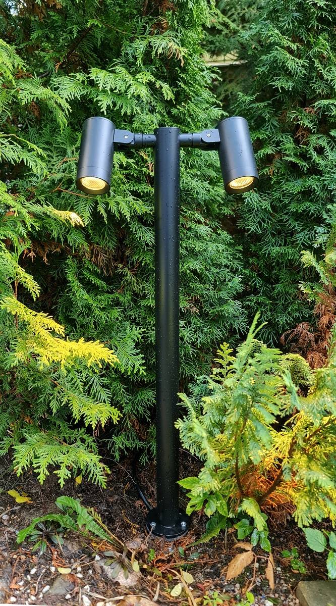 Säule TILT 2 beleuchtet in einem Garten bei Tageslicht.
