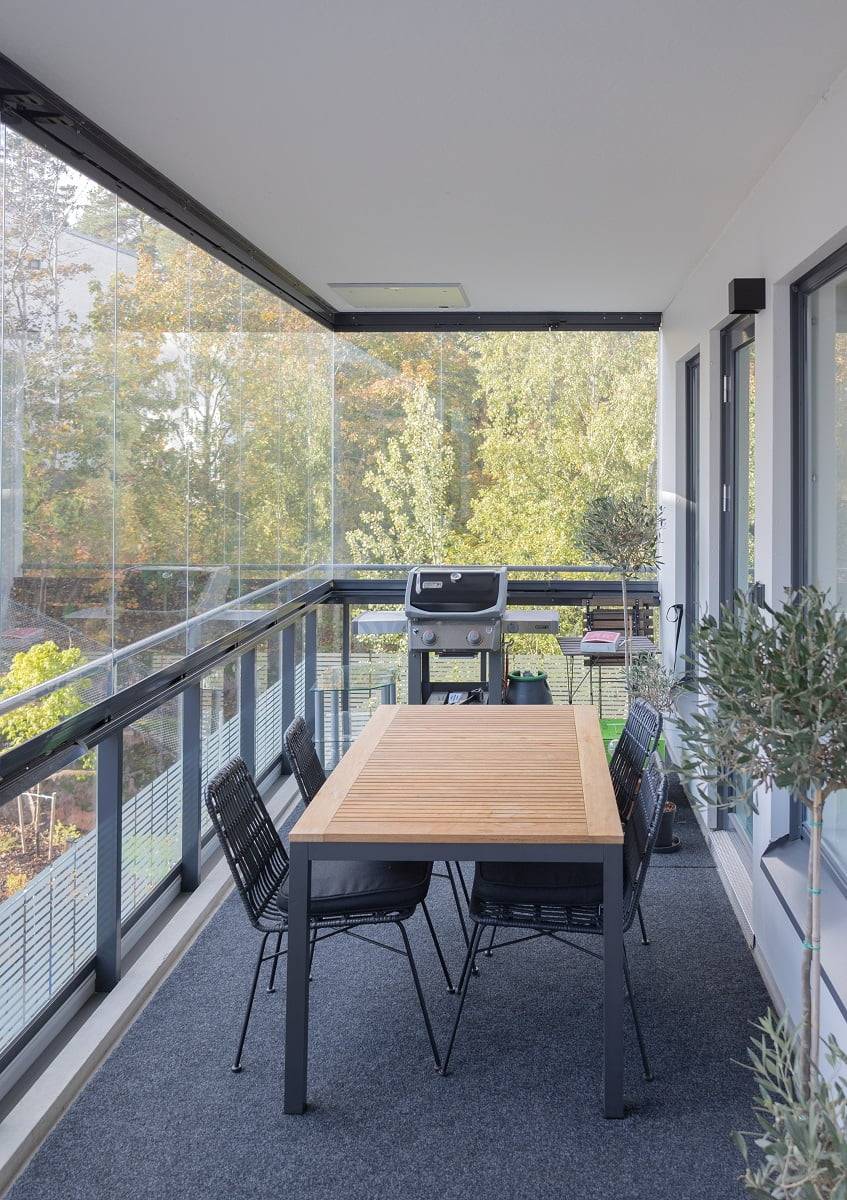 Auf dem Balkon leuchtet FUNK schwarz die Wand und die Decke in den Abendstunden. ©LedStore
