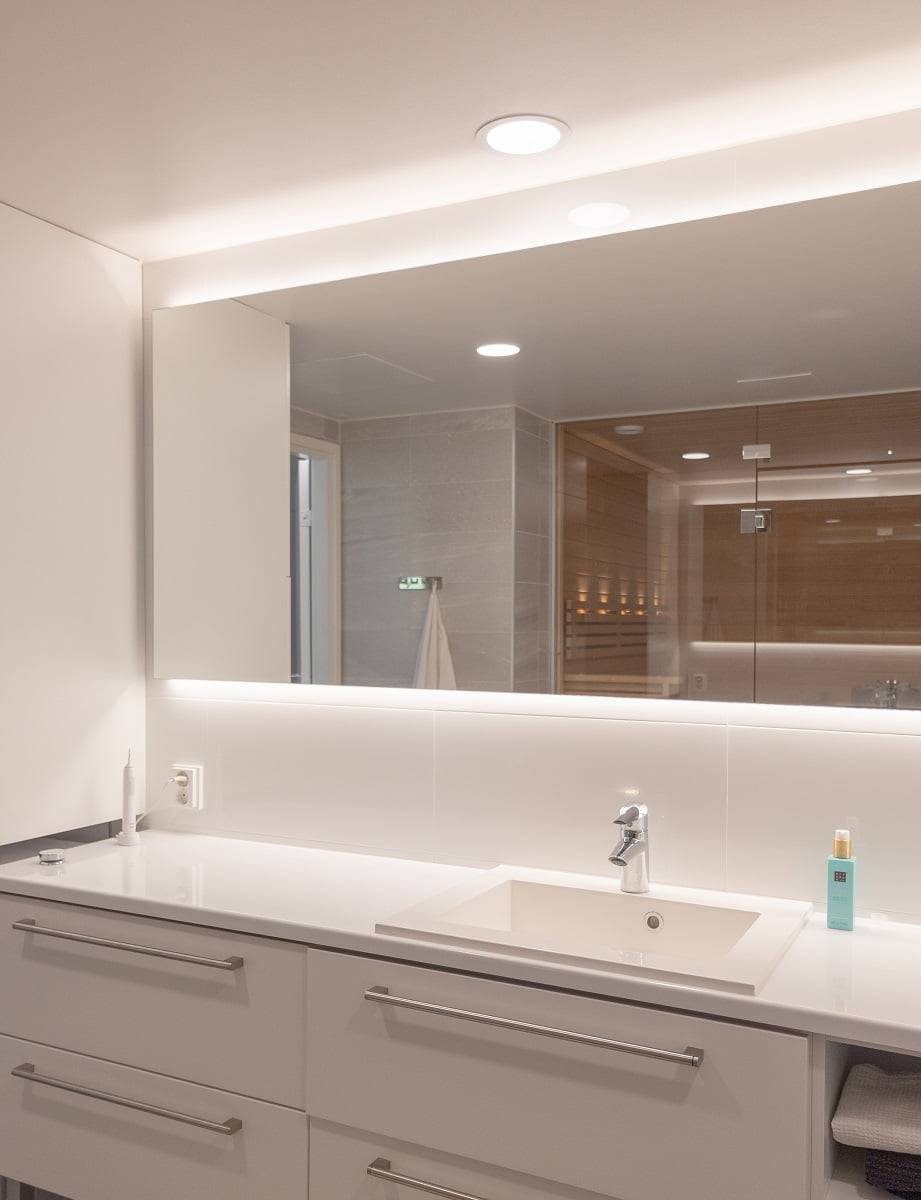 Über dem Waschbecken sorgt eine Deckenleuchte für ein Spotlight und eine Spiegelbeleuchtung für indirektes Licht im Raum. ©LedStore