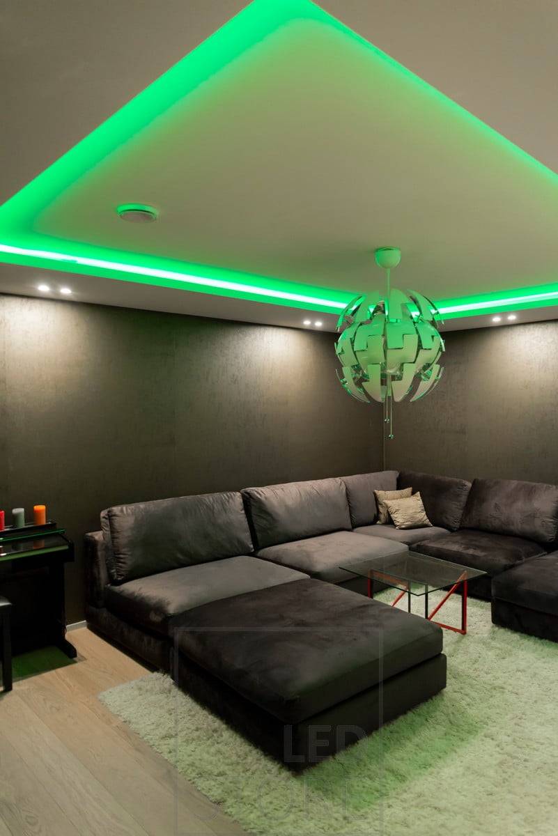 Led-Band RGB+W in einer Box, indirekt leuchtend. Die Farben sind stufenlos einstellbar. Ledstore.fi