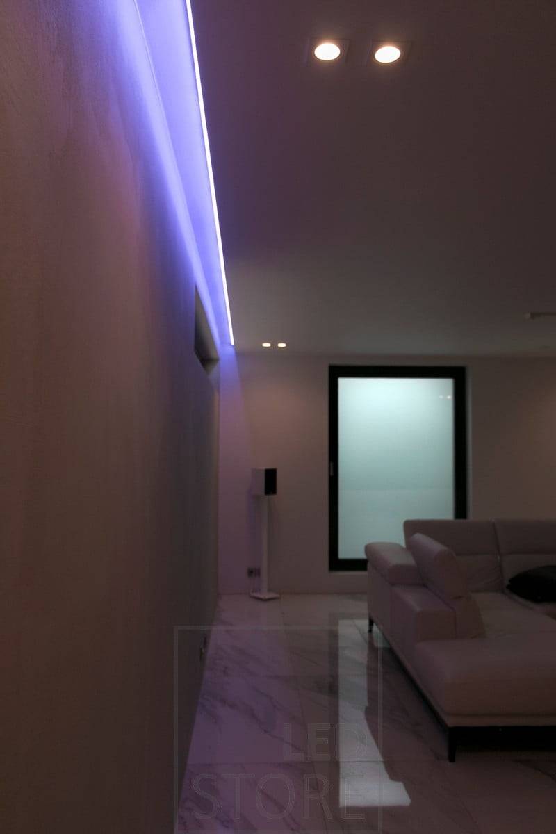 RGB+W-Streifen, der indirekt zwischen Decke und Wand leuchtet. Ledstore.fi