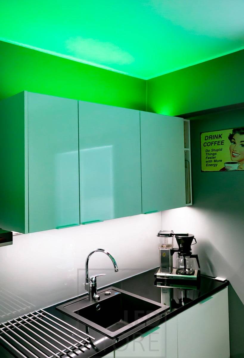 Vielseitige Stimmungsbeleuchtung RGB+W mit LED-Streifen, geschaffen für die Küche, LED-Streifen in einem niedrigen Oberflächenprofil über den Schränken. Das Licht ist auch in 4000K weiß erhältlich, wenn eine neutralere Lichtstimmung gewünscht wird. Die Arbeitsplatte wird von einem monochromen LED-Streifen beleuchtet. Ledstore.fi