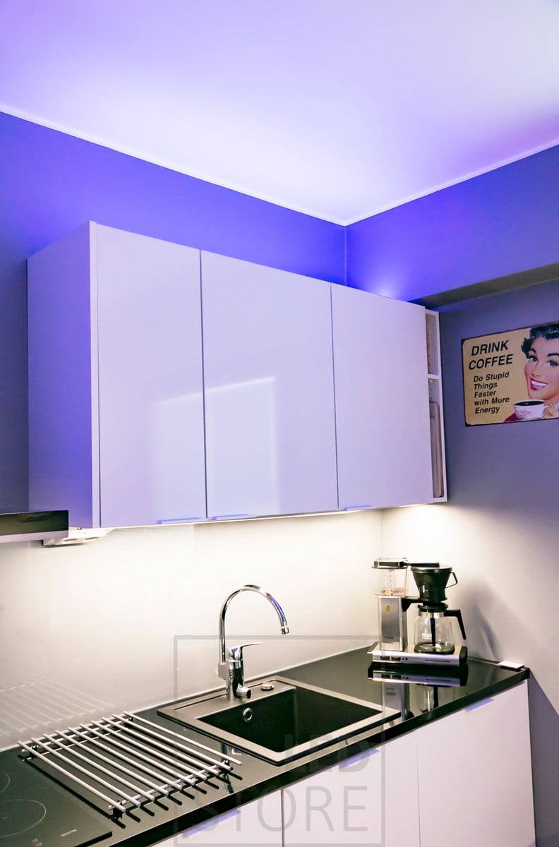 In der Küche, vielseitige Stimmungsbeleuchtung RGB+W mit LED-Streifen, LED-Streifen in einem niedrigen Oberflächenprofil über den Schränken. Das Licht ist auch in 4000K weiß erhältlich, wenn Sie eine neutralere Lichtstimmung bevorzugen. Die Arbeitsplatte wird von einer einfarbigen LED-Leiste beleuchtet. Ledstore.fi