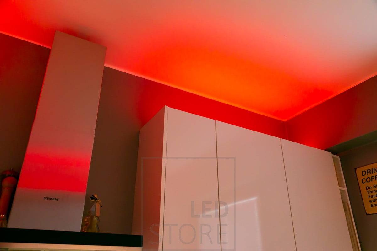 Vielseitige Stimmungsbeleuchtung für die Küche mit RGB+W-LED-Streifen. Ledstore.fi