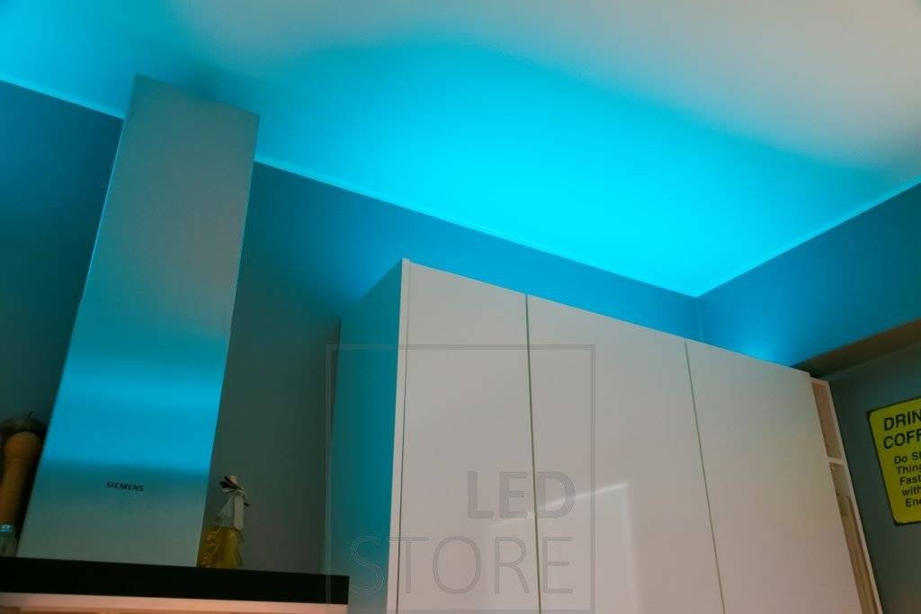 RGB+W LED-Leuchtband für die Küche, LED-Leuchtband mit niedrigem Profil an der Oberseite der Schränke. Ledstore.fi