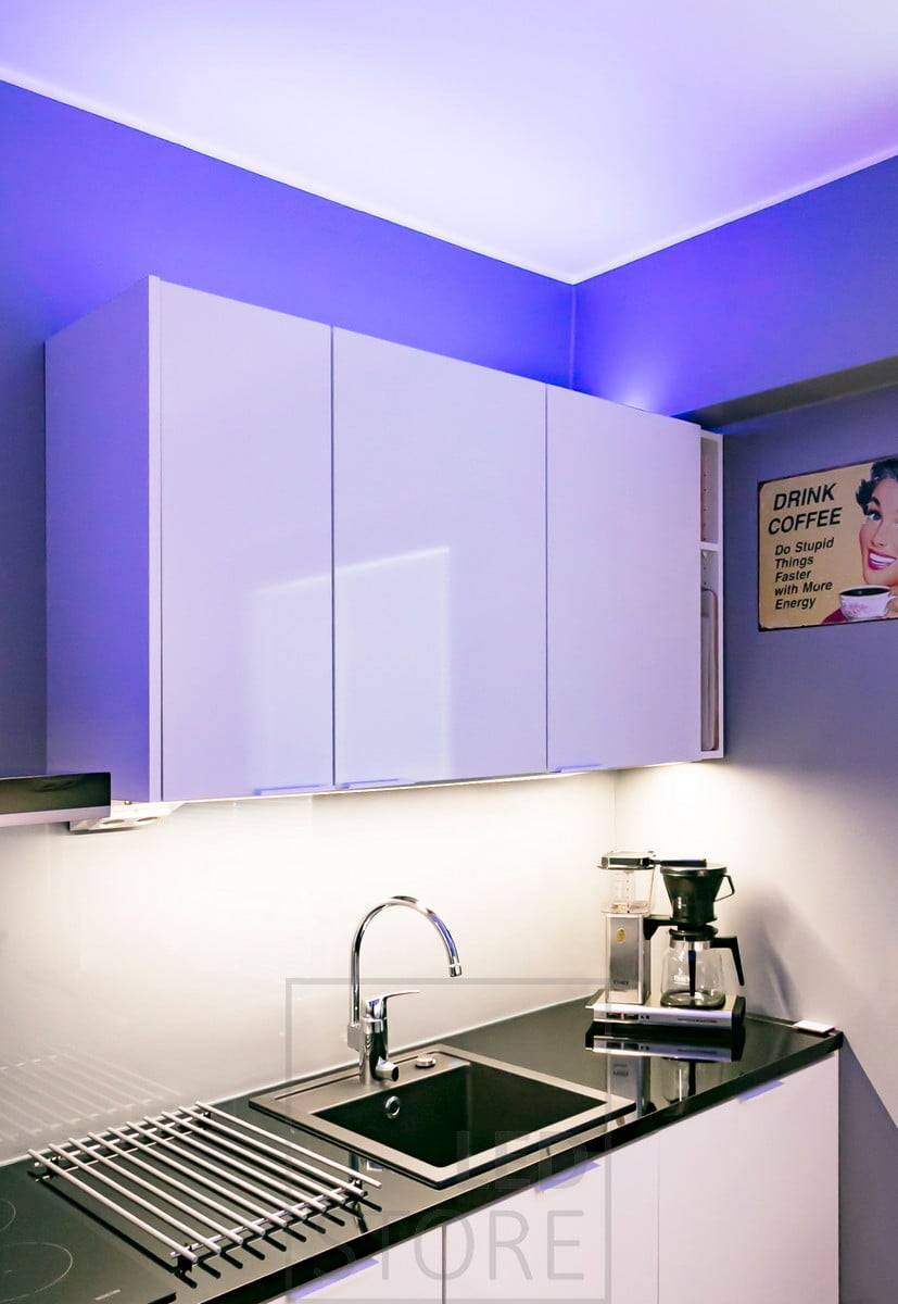 Anpassbare Stimmungsbeleuchtung in der Küche über den Schränken mit RGB+W-LED-Streifen. Die Lichtfarben können stufenlos mit kabelgebundener oder drahtloser Steuerung eingestellt werden. Ledstore.fi