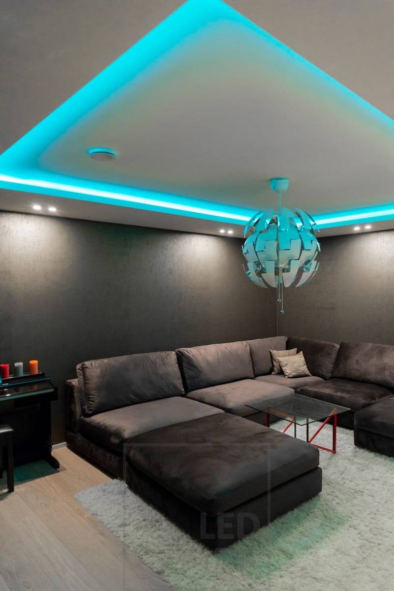 RGB+W-Farbband in einem Magazin, indirekt beleuchtet. Die Farben sind stufenlos einstellbar. W ist 4000K weißes Licht. Ledstore.fi