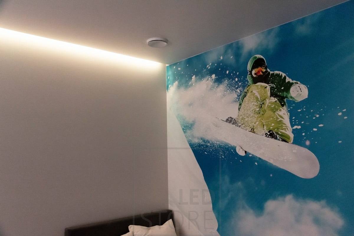 RGB-Band für stimmungsvolle Beleuchtung im Schlafzimmer, indirekt beleuchtend. Die Farben sind stufenlos einstellbar. Ledstore.fi