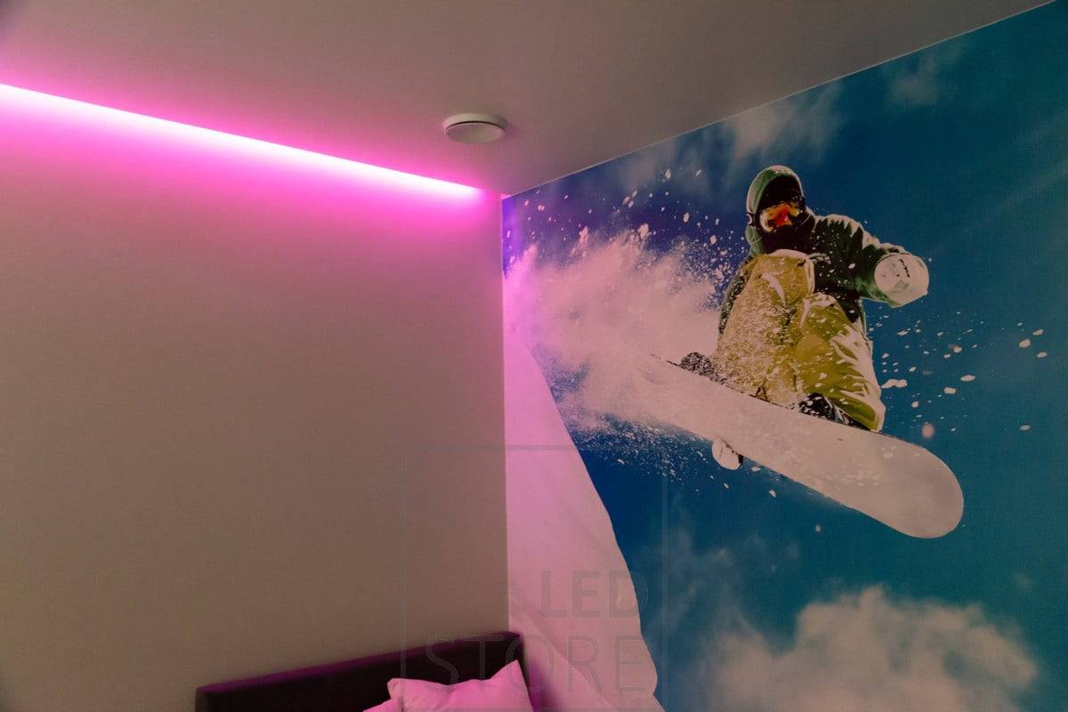 RGB-Band für stimmungsvolles Licht im Schlafzimmer, das indirekt leuchtet. Die Farben sind stufenlos einstellbar mit drahtloser oder fester Steuerung. Ledstore.fi