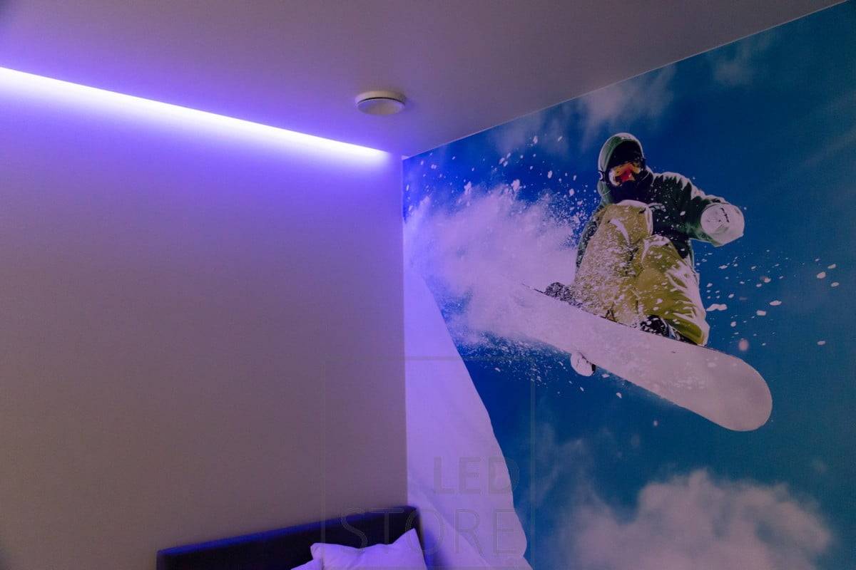 RGB-Band für stimmungsvolle Beleuchtung, indirekt beleuchtend. Die Farben sind stufenlos einstellbar. Ledstore.fi