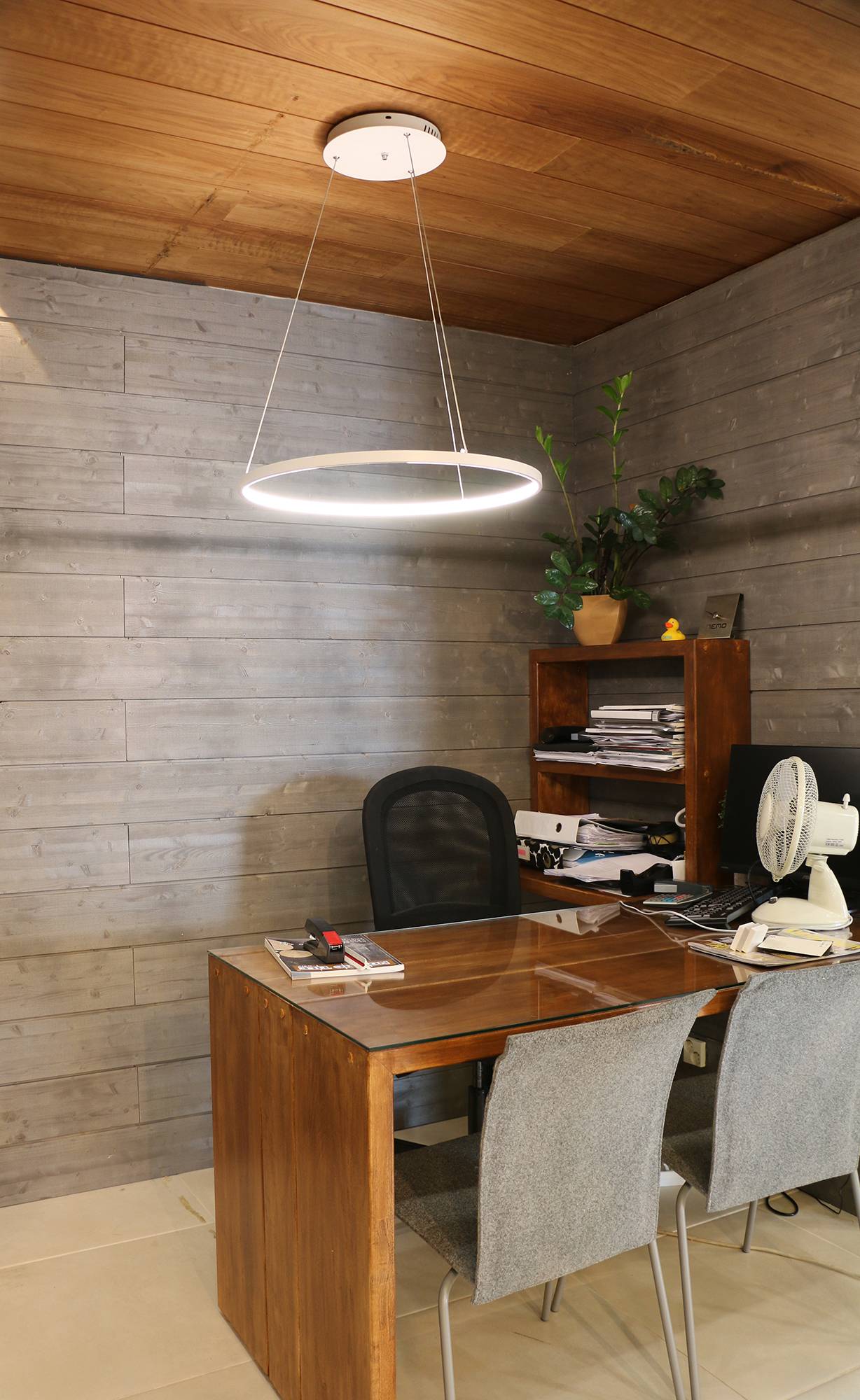 Rinkeli Lampe über dem Schreibtisch im Arbeitszimmer. Led RINKELI CCT ist eine minimalistische und anmutige Leuchte, die nicht nur für Wohnungen, sondern auch für Büros geeignet ist. Die Höhe der Leuchte von der Decke kann zwischen 20 cm und 250 cm eingestellt werden. Ledstore.fi