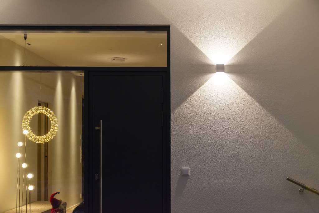 Funk-Wandleuchte am Eingang, Lichtfarbe 3500K © LedStore