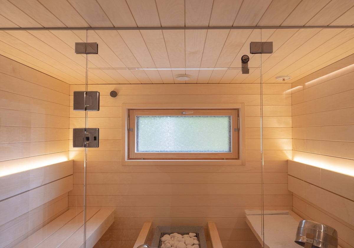 In der Sauna leuchten LED-Leisten an der Rückenlehne nach oben. Zwei LED-Streifen sind ausreichend für die Beleuchtung der Sauna, wenn das Licht geöffnet werden kann. ©LedStore