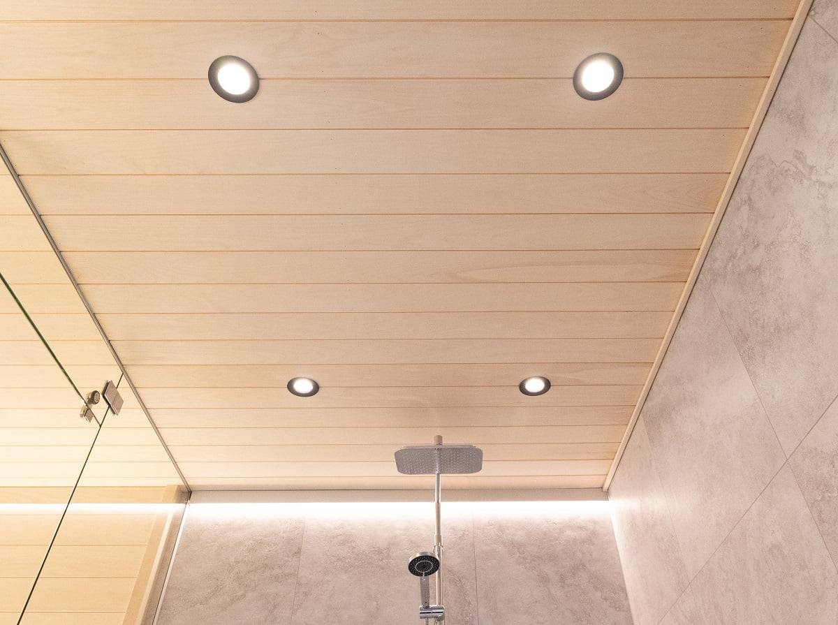 Zusätzlich zu den Spots sorgt ein an der Wandoberfläche am Deckenrand montiertes Aluminiumprofil mit einem in der Farbtemperatur einstellbaren CCT-LED-Streifen mit 14,4 W/m für zusätzliches indirektes Licht von der Rückseite der Dusche. ©LedStore
