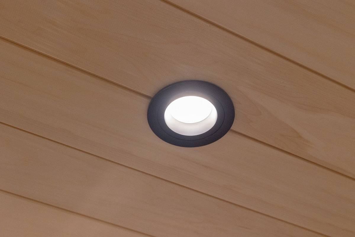 Für das Wohnzimmer wurde der runde schwarze 9W-Strahler R023B, der wasserdicht ist, passend zu der getäfelten Decke gewählt. ©LedStore