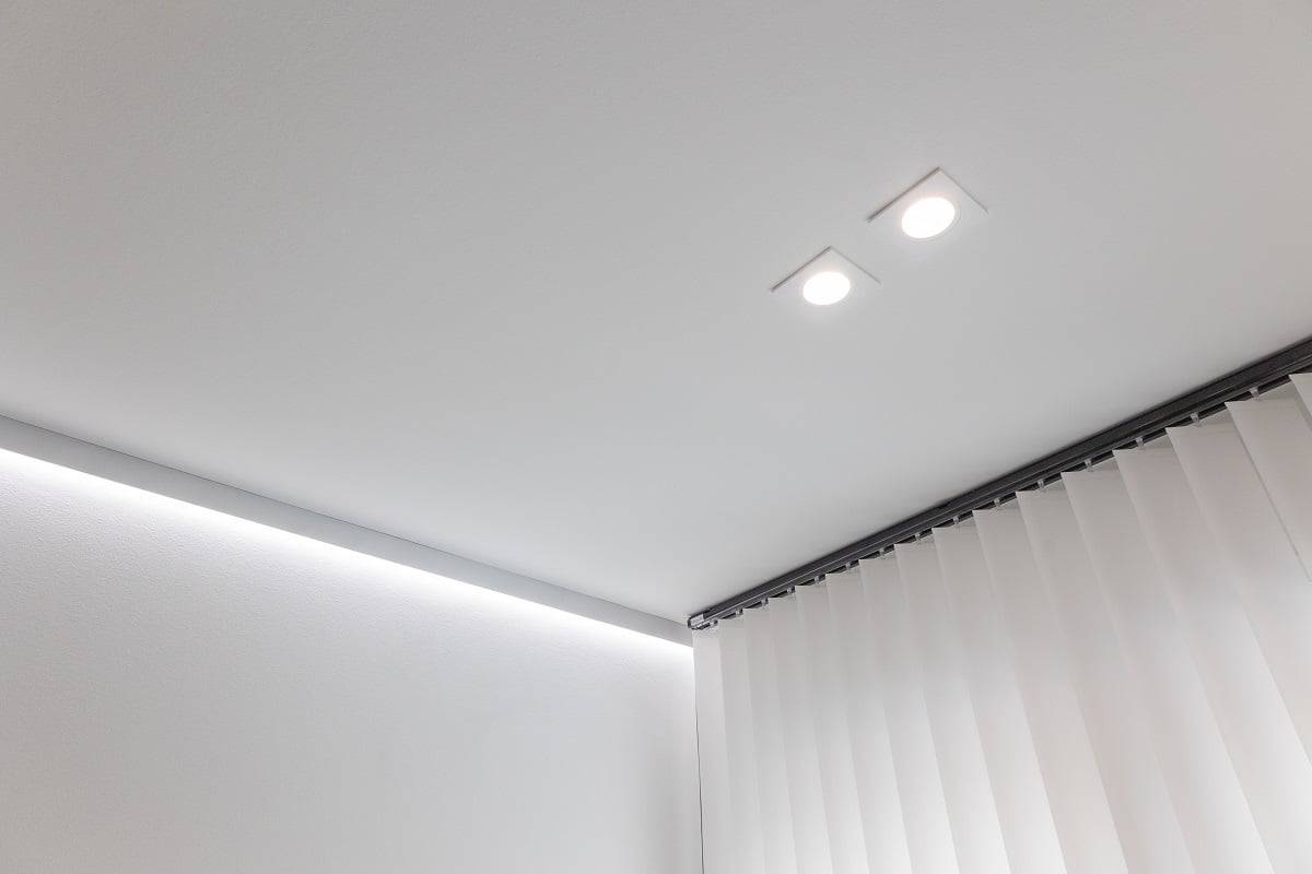 Das Beleuchtungssystem für das Schlafzimmer besteht aus fest installierten Auslegern und indirekten LED-Lichtbändern. ©LedStore