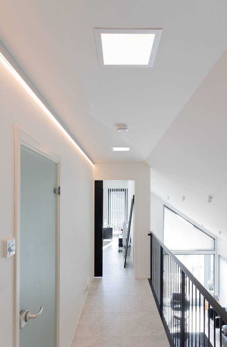 Das allgemeine Erscheinungsbild der Beleuchtung in der oberen Lobby. Das Bild zeigt ein Paneeli 300, ein indirektes LED-Streifenprofil und Kolo 12W Spots in der steilen Decke. ©LedStore