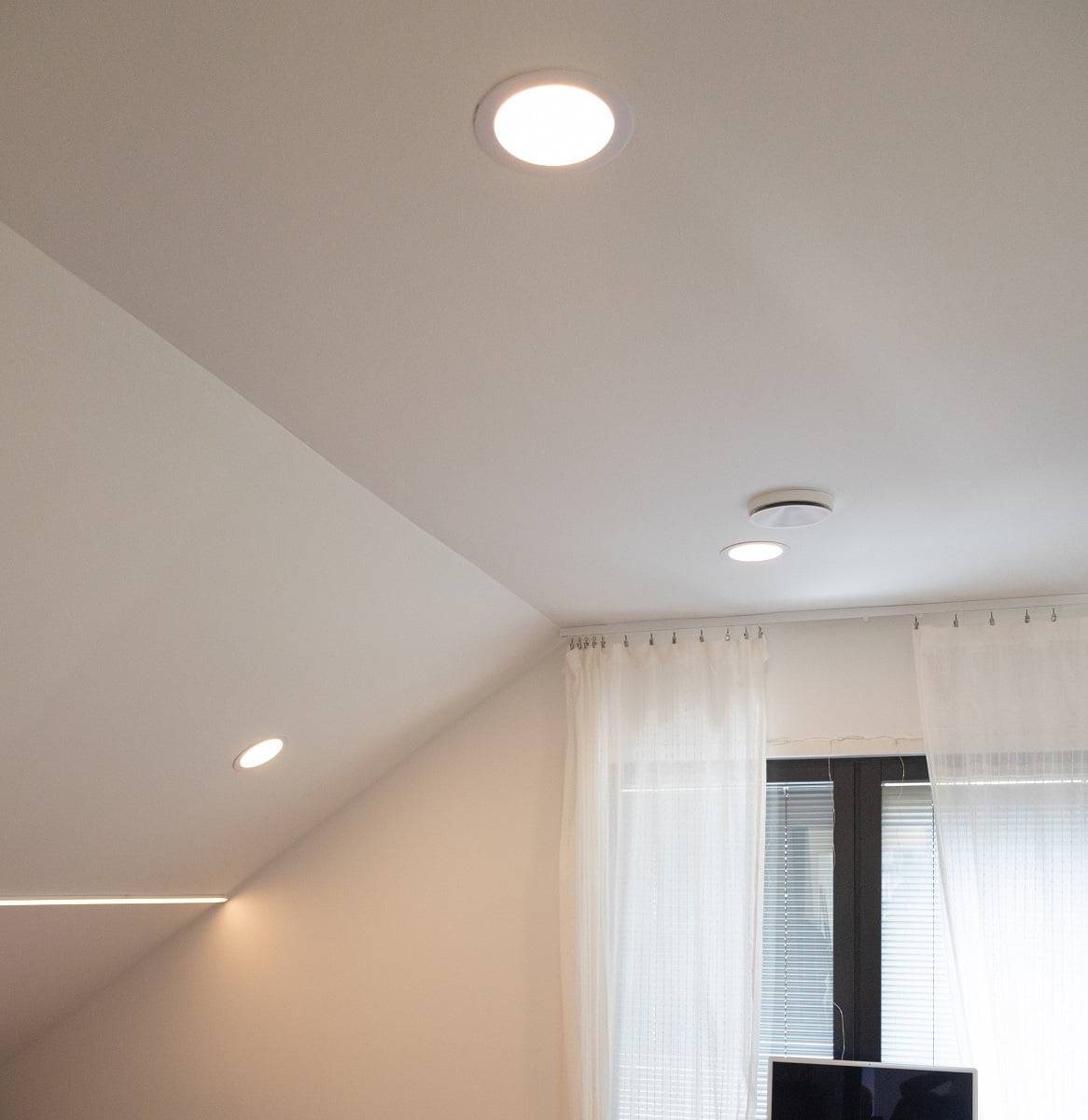 In Schlafzimmern ist die Fläche der flachen Decke begrenzt, so dass einige der Leuchten auf dem schrägen Teil der Decke positioniert werden, um sicherzustellen, dass die Kanten des Raumes nicht verdunkelt werden. ©LedStore