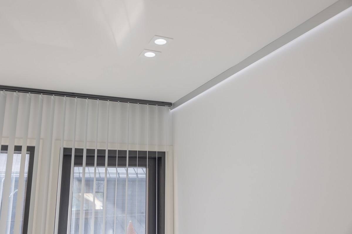 Die feststehenden Cant 9W Strahler sind paarweise gruppiert. Am Deckenrand wird das Licht von einer LED-Leiste in einem Aluminiumprofil erzeugt. Die Leuchten können gleichzeitig oder zu unterschiedlichen Zeiten eingesetzt werden. ©LedStore