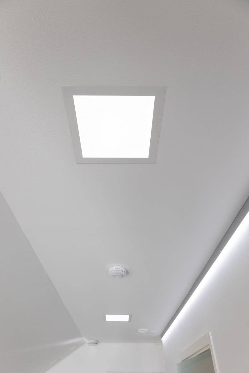 Der Korridor in der Lobby verfügt über zwei Beleuchtungsebenen, Paneeli300 für die allgemeine Beleuchtung und Indirecr2 für die indirekte Beleuchtung, mit einem LED-Band nur nach unten. ©LedStore