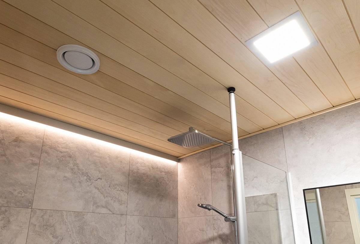 Indirektes LED-Lichtband mit einstellbarer warmer Farbtemperatur. Die Allgemeinbeleuchtung kommt von wasserdichten Paneeli200-Leuchten. ©LedStore