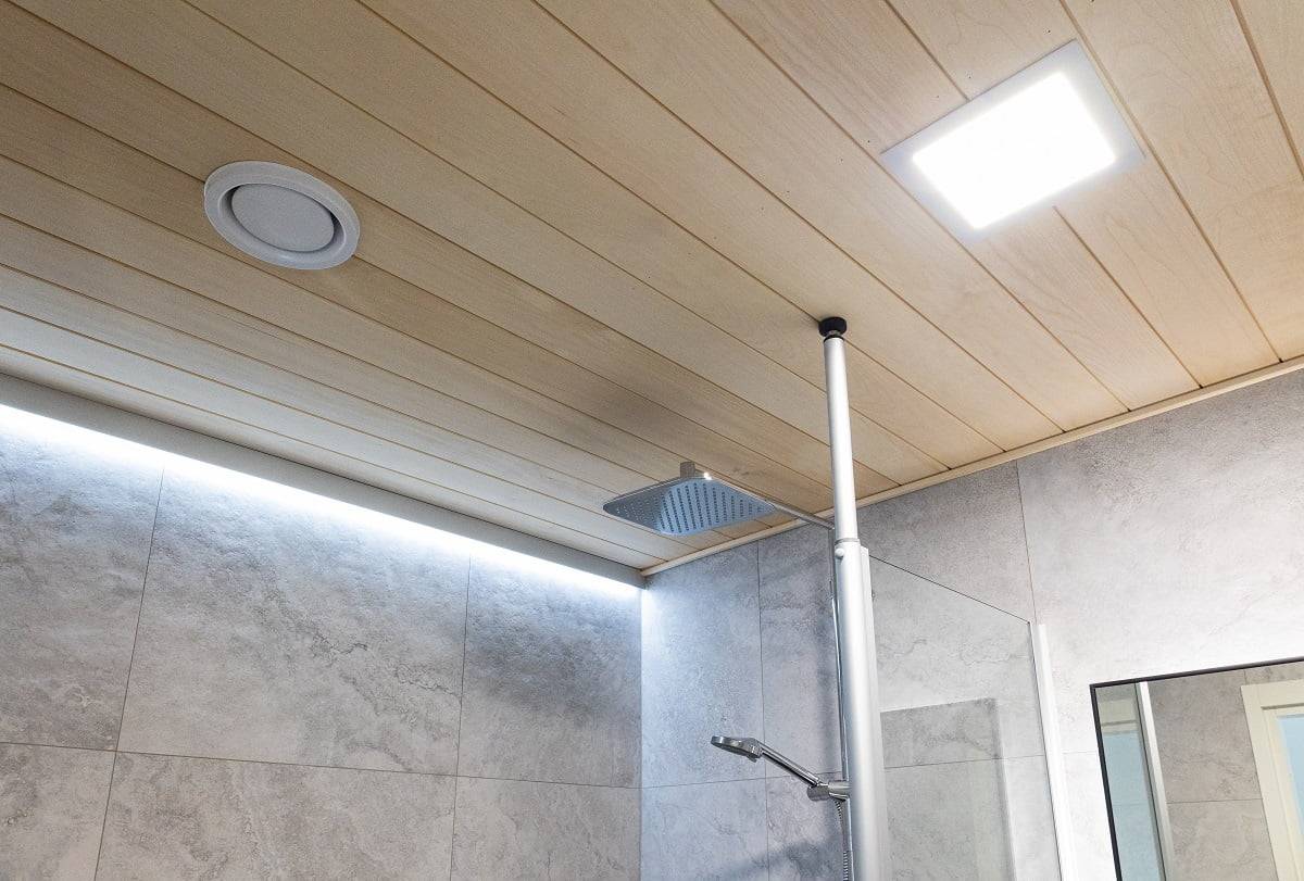 Indirektes LED-Lichtband, das auf kalte Farbtemperatur eingestellt ist. Die Allgemeinbeleuchtung kommt von wasserdichten Paneeli200-Leuchten. ©LedStore