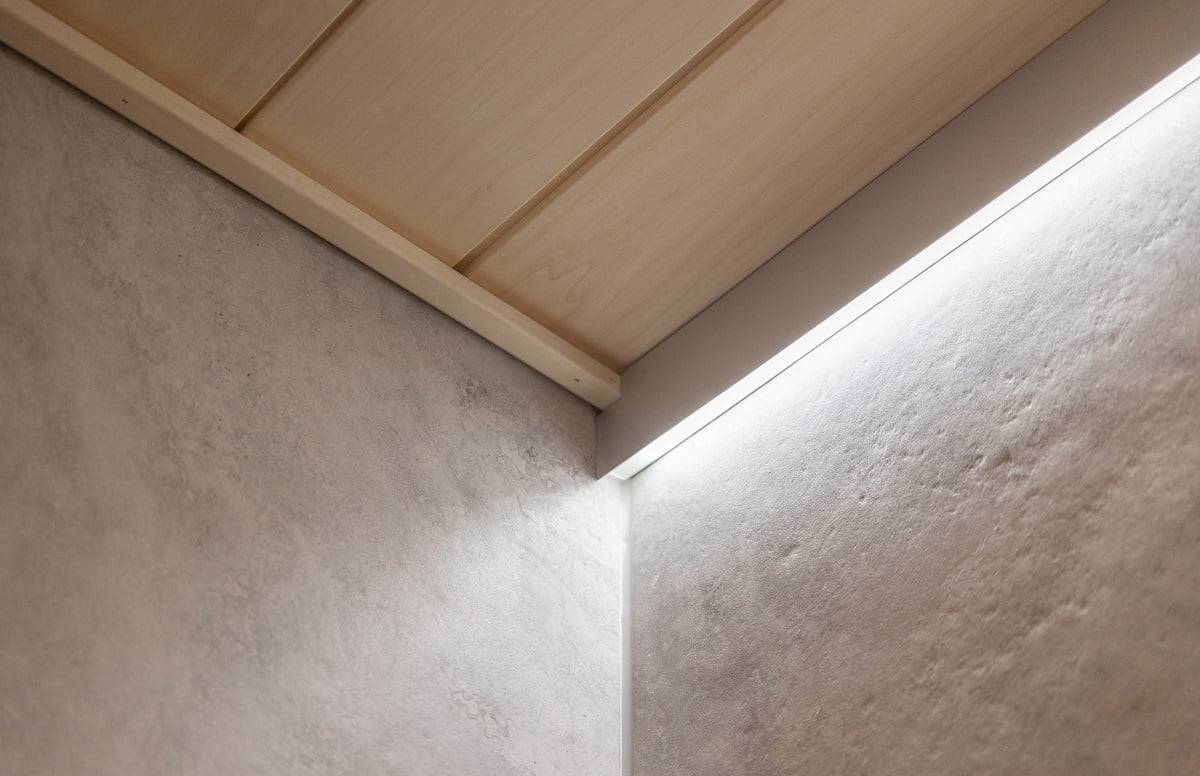 Im Badezimmer wurde eine indirekte Beleuchtung mit einem Aluminiumprofil geschaffen, das die Deckenplatten ersetzt. ©LedStore