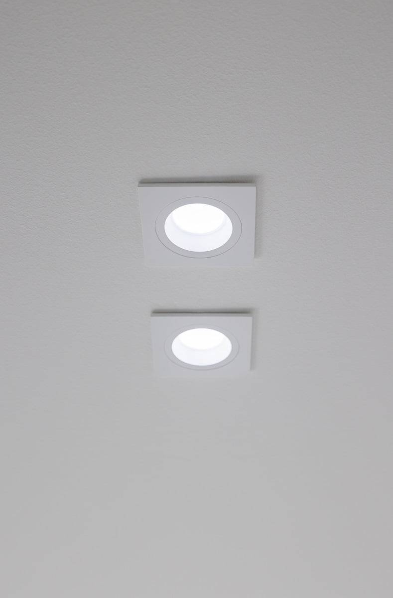 Der feste Kantti-Strahler lässt sich um 45 Grad öffnen und hat eine hervorragende Farbwiedergabe. Die Lichtquelle befindet sich etwas tiefer in der Leuchte, was die Blendung minimiert. ©LedStore