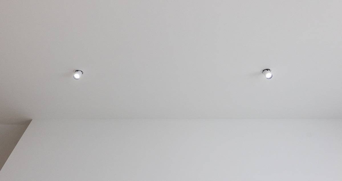 Die Kolo 12W Strahler liefern 1000 Lumen Licht pro Leuchte. Die Spots sind in der Farbtemperatur einstellbar und dimmbar. ©LedStore