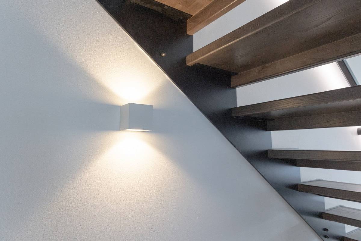 Der untere Bereich der Innenregale wird beleuchtet von ©LedStore