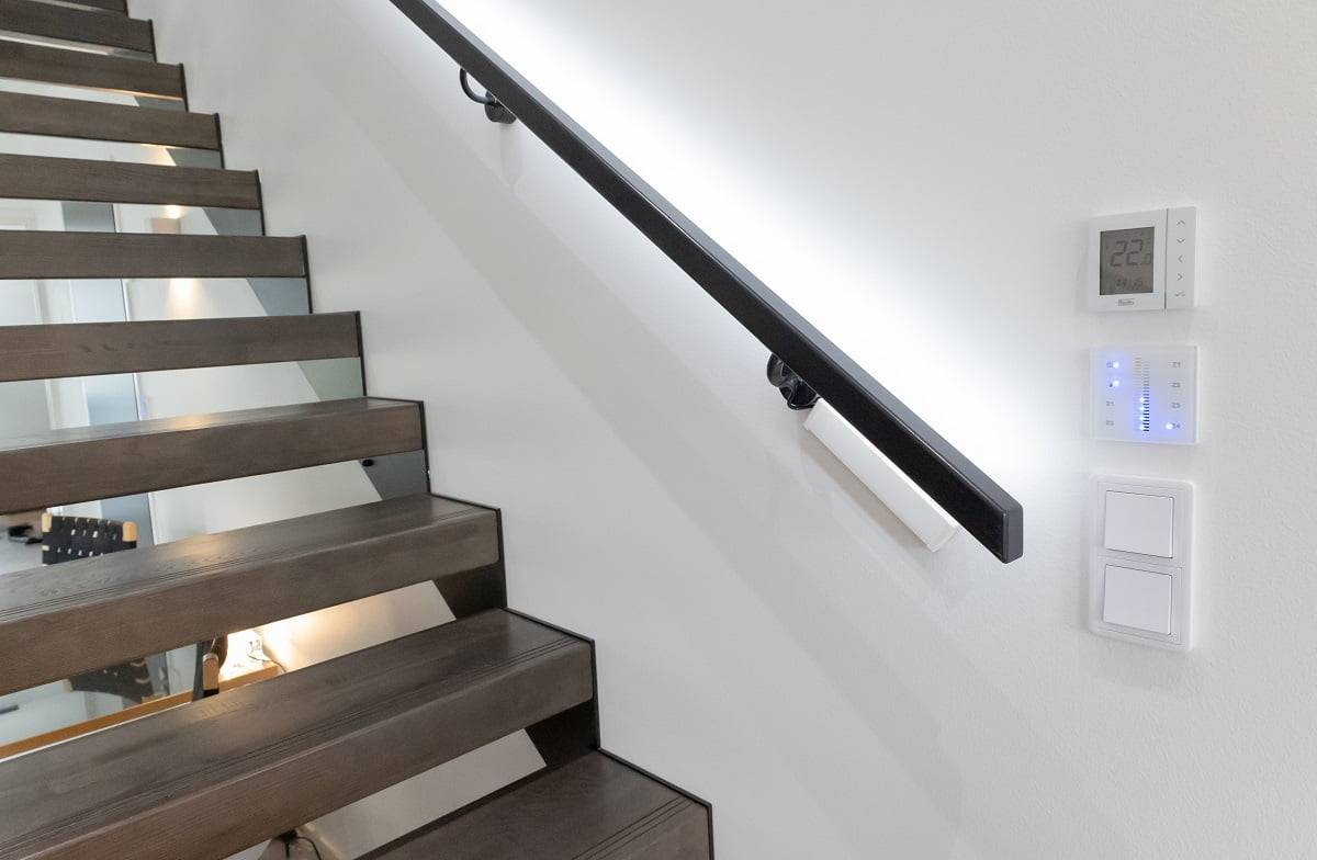 Der Handlauf der Treppe wird von einer in der Farbtemperatur einstellbaren LED-Leiste im Aluminiumprofil beleuchtet. ©LedStore